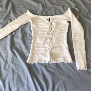 Off the shoulder long-sleeved shirt